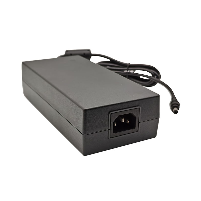 Vilka är de grundläggande funktionerna i den 160-250W Medical AC DC Desktop Adapter?